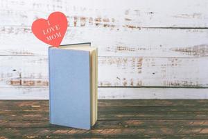 Ich liebe Mama, Buch mit Lesezeichen in Form eines Herzens foto