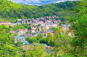 Luftpanorama von oben auf Karlovy Vary Karlsbader Kurstadt mit farbenfrohen, schönen Gebäuden foto