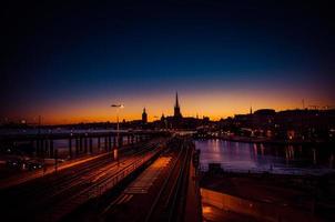 Silhouette der Skyline von Stockholm bei Sonnenuntergang, Abenddämmerung, Schweden foto