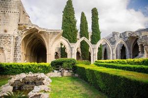 ruinen des abteiklosters bellapais in kyrenia girne, nordzypern foto