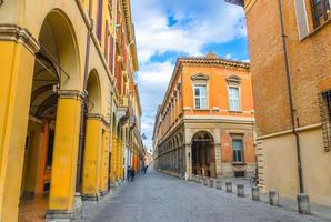 typische italienische straße, gebäude mit säulen, palazzo paleotti, palazzo gotti palast foto