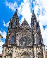 fassade außen von st. -Veits-Dom oder die großstädtische römisch-katholische Kathedrale des Heiligen Vitus foto