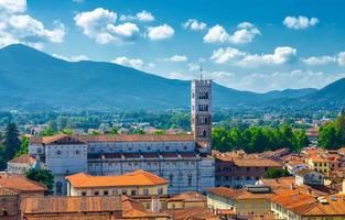 Luftaufnahme von oben Panoramablick auf den Duomo di San Martino Glockenturm der Kathedrale von San Martin foto