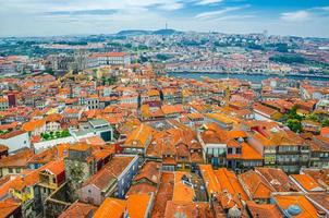 Luftpanoramablick auf das historische Zentrum der Stadt Porto Porto mit typischen Gebäuden mit rotem Ziegeldach foto