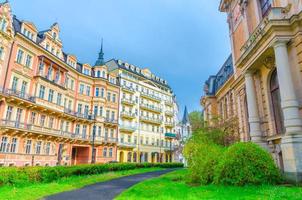 Karlovy Vary Karlsbader historisches Stadtzentrum mit farbenfrohen, wunderschönen traditionellen Gebäuden foto
