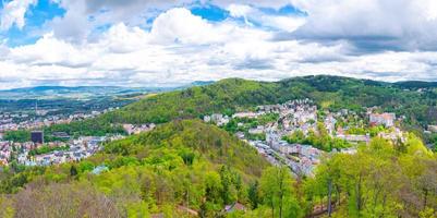 karlsbader luftpanoramablick mit einer reihe bunter, bunter gebäude foto