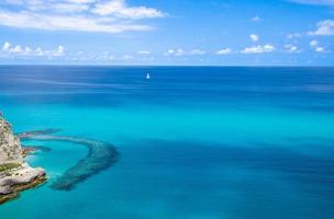 Luftaufnahme des Tyrrhenischen Meeres mit türkisfarbenem Wasser, Tropea, Italien foto