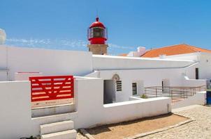 Portugal, Algarve, Kap von St. Vincent im Sommer, weißer roter Leuchtturm, rotes Holztor foto