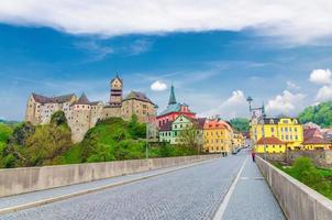 schloss loket hrad loket gotisches gebäude auf massivem felsen, farbenfrohe gebäude in der stadt foto