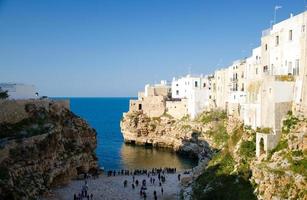 blick auf den strand lama monachile cala porto und weiße gebäude auf grotten und klippen in der stadt polignano a mare foto