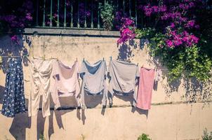 portugal, lissabon im juni, straßencharakter, wäsche auf einer wäscheleine trocknen, straße mit hängenden kleidern foto