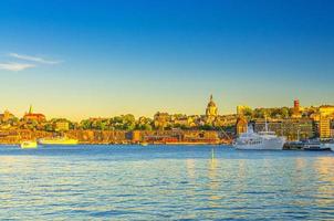 stadtbild des historischen stadtzentrums von stockholm mit der küste der insel sodermalm in der nähe des malarensees foto