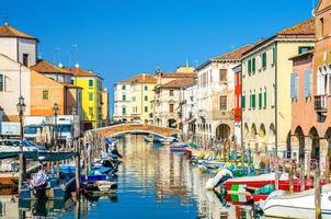 chioggia-stadtbild mit schmaler wasserkanalvene foto