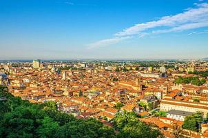 luftpanoramablick auf das alte historische stadtzentrum von brescia mit kirchen, türmen und mittelalterlichen gebäuden foto