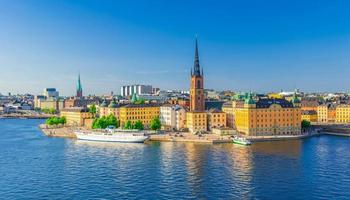 Panoramablick auf den Inselbezirk Riddarholmen mit den Kirchtürmen von Riddarholm foto