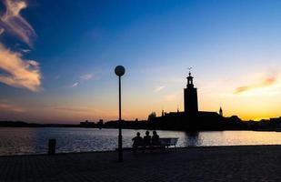 Silhouette von Frauen, die auf einer Bank sitzen, Rathaus von Stockholm, Schweden foto