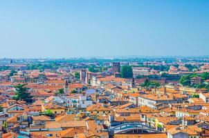 luftaufnahme des historischen zentrums der stadt verona citta antica mit roten ziegeldachgebäuden foto