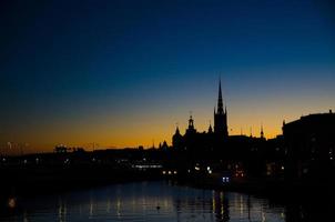 Silhouette der Skyline von Stockholm bei Sonnenuntergang, Abenddämmerung, Schweden foto