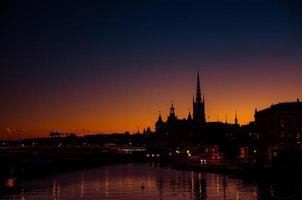 Silhouette der Skyline von Stockholm bei Sonnenuntergang, Abenddämmerung, Schweden foto