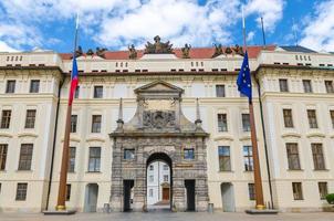 Matthias Tor des neuen königlichen Palastes Novy Kralovsky Palac und EU- und tschechische Flaggen foto