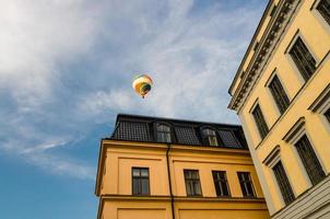 Bunter Heißluftballon im blauen Himmel, Stockholm, Schweden foto