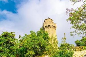 republik san marino terza torre montale dritter festungsturm mit backsteinmauern auf steinfelsen monte titano foto
