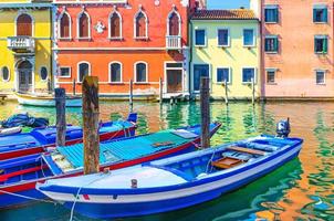 chioggia-stadtbild mit schmaler wasserkanalvene mit festgemachten bunten booten foto