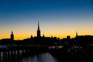 Silhouette der Skyline von Stockholm bei Sonnenuntergang, Abenddämmerung, Schweden foto