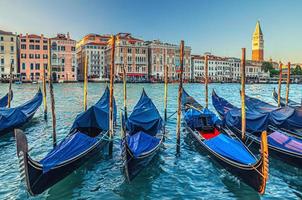 Gondeln vor Anker im Wasser der Grand Canal Waterway in Venedig foto