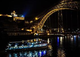portugal, nachtporto, lichter der nachtstadt, nachtpanoramablick auf die eiffelbrücke, ponte dom luis, brücke ponti di don luis foto