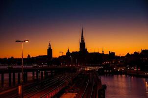 Silhouette der Skyline von Stockholm bei Sonnenuntergang, Abenddämmerung, Schweden foto