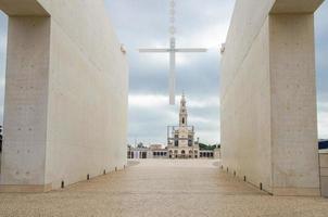 portugal, fatima kirche, dreifaltigkeitsbasilika fatima, kruzifix kreuz moderne kunst foto