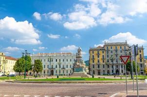 monumento a camillo benso conte di cavour statue auf dem piazza carlo emanuele ii quadrat mit alten gebäuden drumherum foto