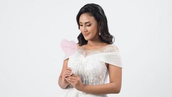 asiatische Frau im weißen Hochzeitskleid. thailändische braut posiert vor dem hochzeitstag. foto