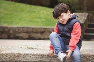 lächelnder Junge im Park foto