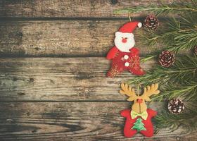 Weihnachtsdekor über rustikalem hölzernem Hintergrund foto