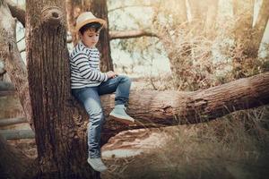 kleiner nachdenklicher Junge, Kinderporträt im Freien foto