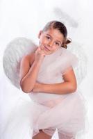 als Engel verkleidetes Mädchen