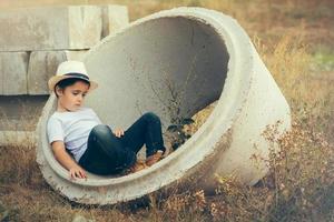 Trauriger Junge mit Hut foto