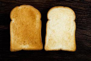 zwei Toastbrotscheiben isoliert auf Holzhintergrund foto