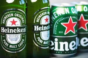 heineken lagerbierflaschen und heineken bier aluminiumdosen foto