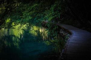 holzweg-promenadenbrücke, nationalpark plitvicer seen, kroatien foto