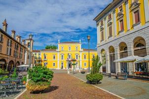 typische italienische Gebäude, Straßenrestaurants und Blumen und Palazzo Martinengo Palatini Palace foto