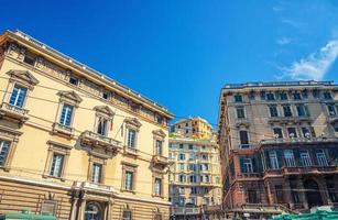 institut vittorio emanuele ii - ruffini und ministero della difesa-comando gebäude im historischen zentrum der alten europäischen stadt genua foto