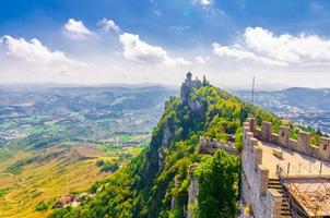 republik san marino seconda torre la cesta zweiter festungsturm mit backsteinmauern auf dem steinfelsen des titano foto