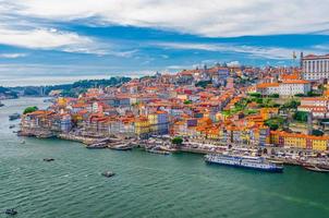 luftpanoramablick auf das historische zentrum der stadt porto oporto mit den farbenfrohen gebäuden des ribeira-bezirks, die am damm des flusses douro liegen foto