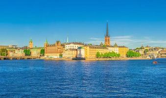 Panoramablick auf den Inselbezirk Riddarholmen mit den Kirchtürmen von Riddarholm foto