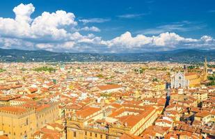 Luftpanorama von oben auf das historische Zentrum von Florenz, die Basilika von Santa Croce di Firenze foto