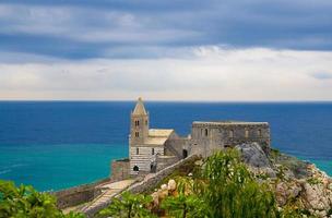 chiesa san pietro katholische kirche, lord byron parque naturpark de portovenere stadt auf steinklippenfelsen foto