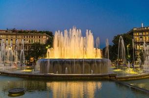 Beleuchtung Brunnen Fontana di Piazza Castello Square, Mailand, Italien foto